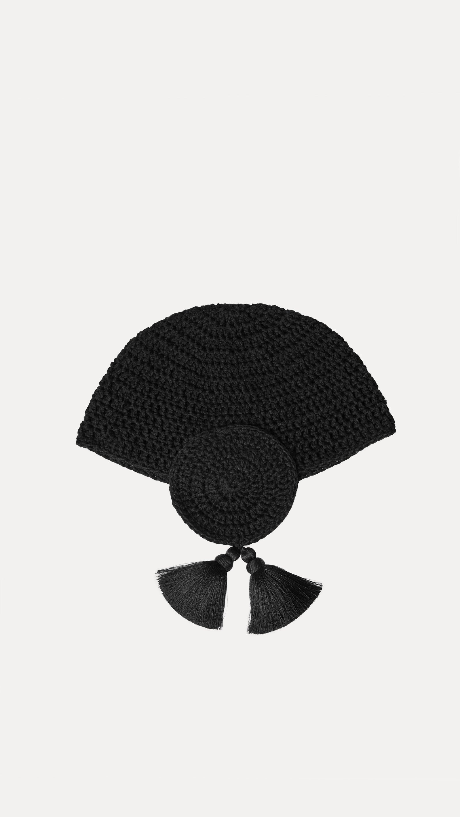 CROCHET ROUND HAT WITH DISCS AND POM-POM