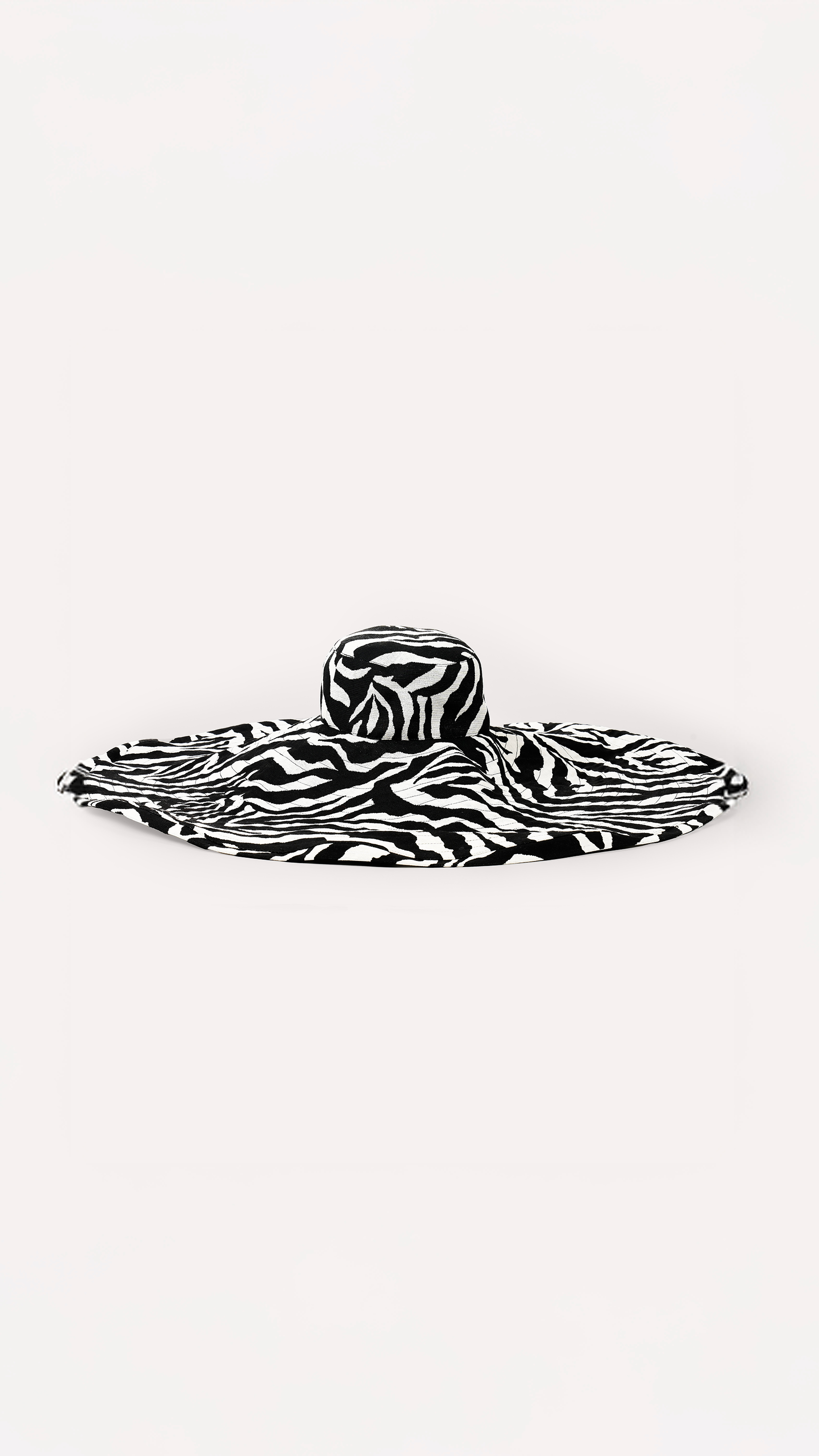 WIDE-BRIMMED BUCKET HAT